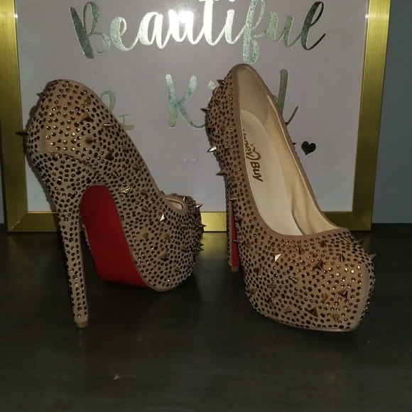 Red bottoms golden shoes - Picture 1 of 1